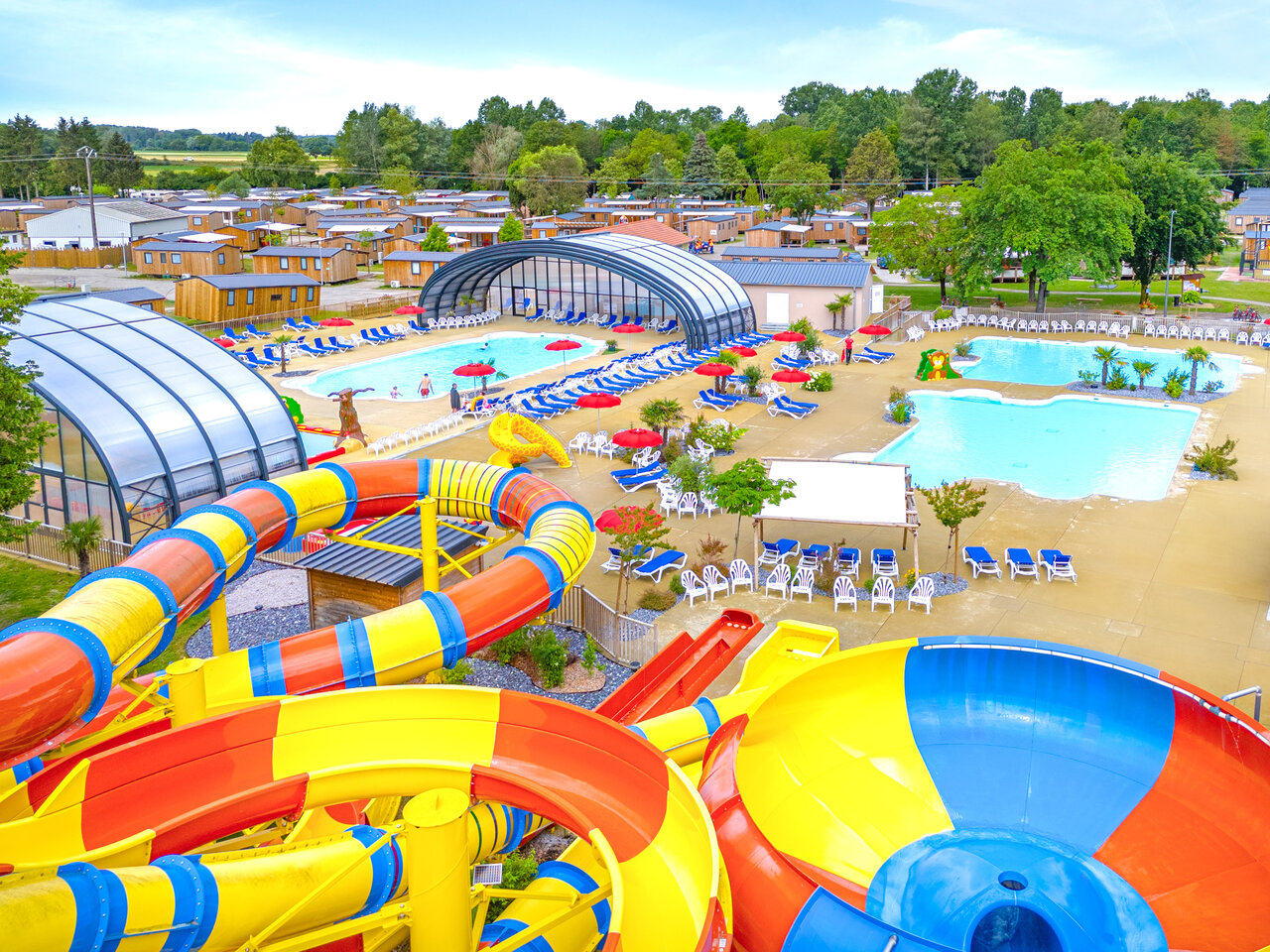 Toboganes acu�ticos, piscinas exterior y cubierta en el camping CAPFUN Fort Falabraque en Seltz (67).