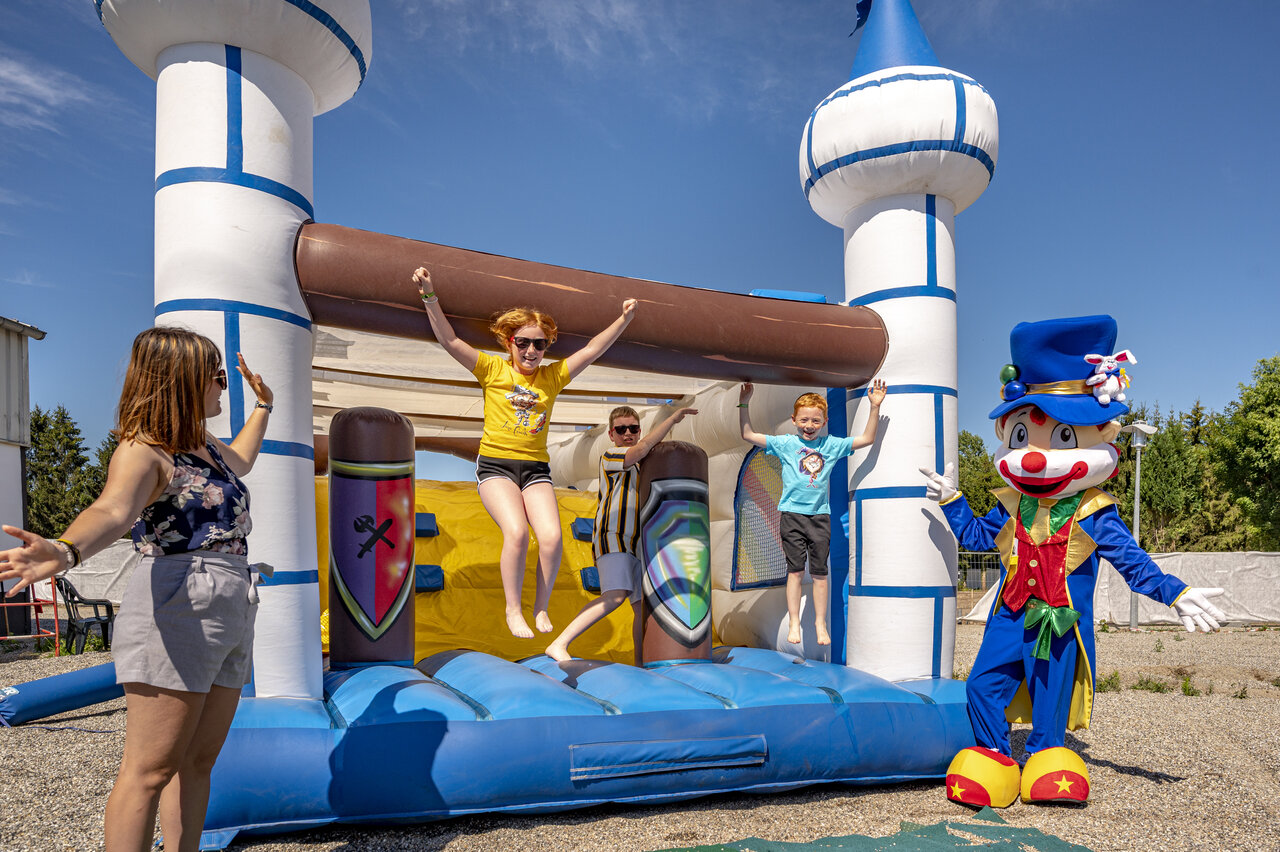 Castillo hinchable con ni�os y mascota en el camping CAPFUN Fort Falabraque en Seltz (67).