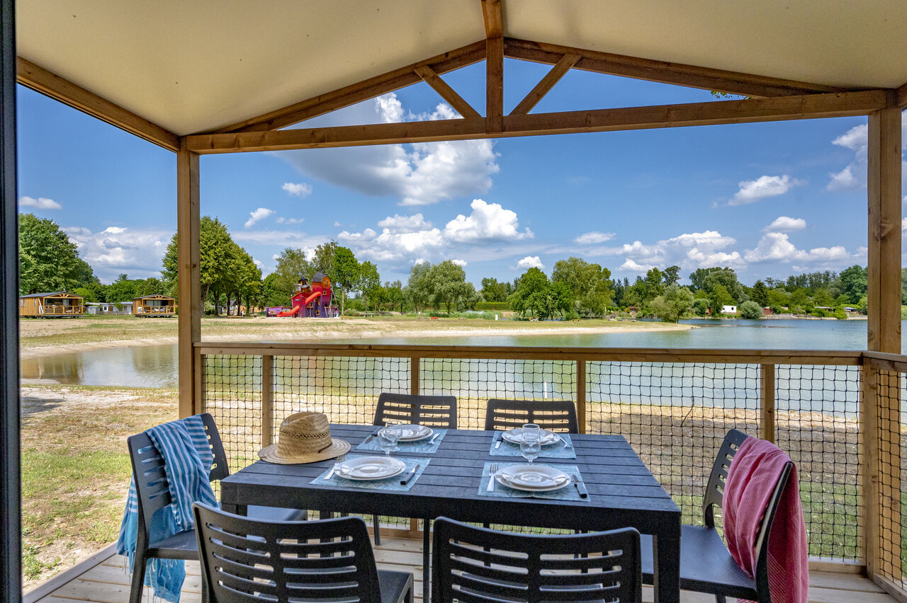 Terraza, lago en el camping CAPFUN Fort Falabraque en Seltz (67).