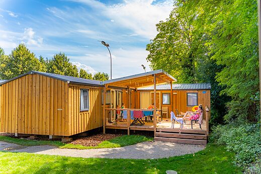 Mobil-home de madera con terraza cubierta en el CAPFUN Fort Falabraque en Seltz (67).