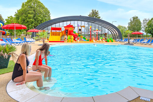 Piscina exterior, juegos acuáticos cubiertos en CAPFUN Fort Falabraque, Seltz (67).