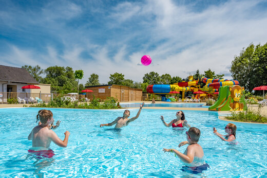 Piscina exterior y toboganes acuáticos en el camping CAPFUN Fort Falabraque en Seltz (67).