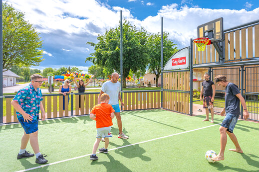 Cancha multideporte para baloncesto y fútbol en el camping CAPFUN Fort Falabraque en Seltz (67).