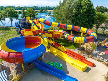 Toboganes acuáticos coloridos y gran cuenco en el camping CAPFUN Fort Falabraque en Seltz (67).