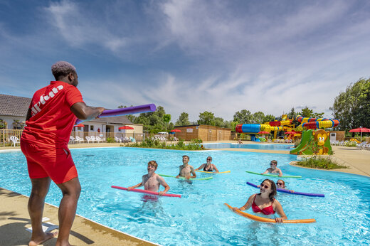 Animación aquagym en piscina con toboganes en el camping CAPFUN Fort Falabraque en Seltz (67).