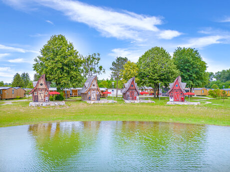 Alojamientos insólitos en forma de casas de hadas en el camping CAPFUN Fort Falabraque en Seltz (67).