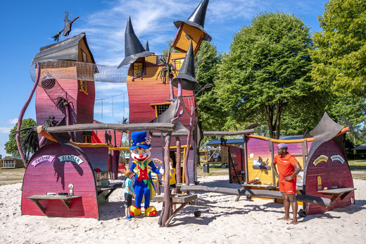 Zona de juegos temática de brujas con arena en camping CAPFUN Fort Falabraque Seltz.