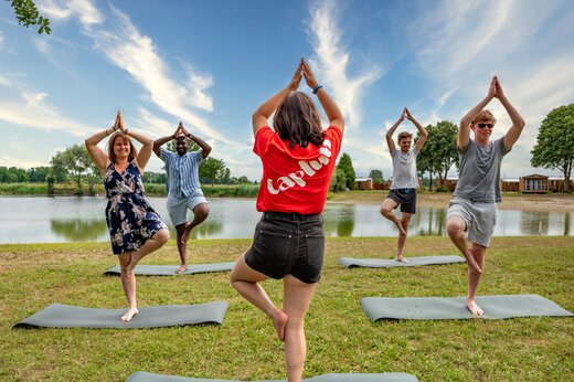 Clase de yoga al aire libre junto al lago en CAPFUN Fort Falabraque en Seltz (67).