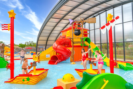 Toboganes acuáticos y juegos de agua para niños en el camping CAPFUN Fort Falabraque.