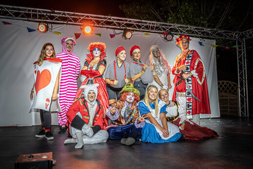 Equipo de animación disfrazado en el escenario para un espectáculo en el camping CAPFUN Fort Falabraque en Seltz (67).
