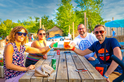 Amigos brindando con bebidas en el bar del camping CAPFUN Fort Falabraque, Seltz.