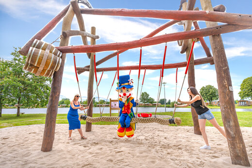 Área de juegos con columpio de madera y mascota en el camping CAPFUN Fort Falabraque en Seltz.