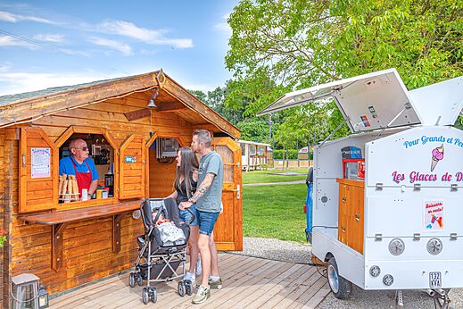 Puesto de helados y bebidas con clientes en el camping CAPFUN Fort Falabraque en Seltz (67).