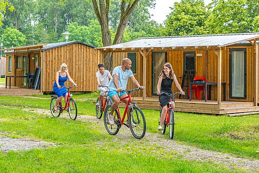 Paseo en bicicleta, Mobil-homes de madera en el camping CAPFUN Fort Falabraque en Seltz (67).