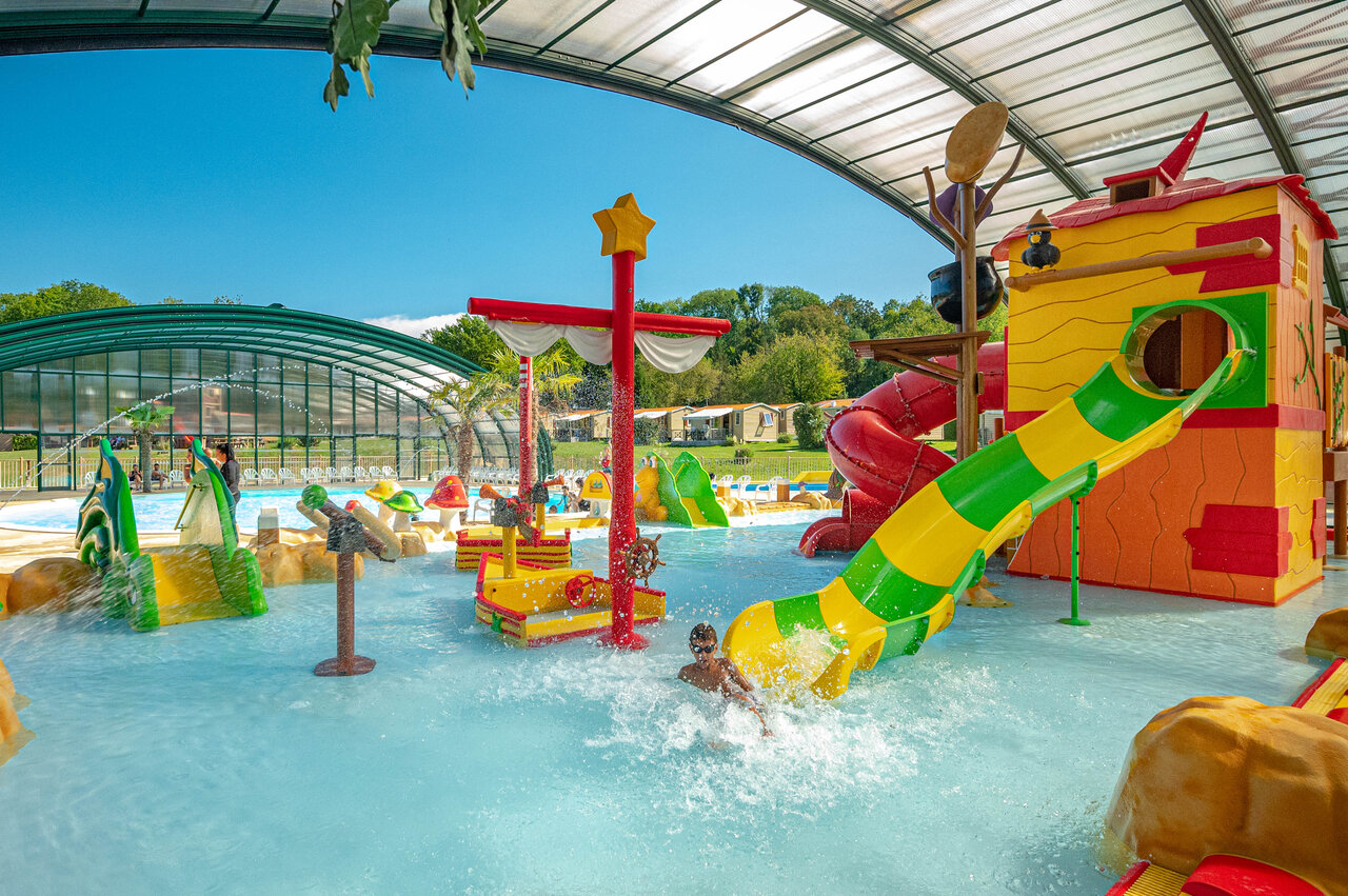 Toboganes y juegos acu�ticos en el camping CAPFUN Fredland en Tournan en Brie.
