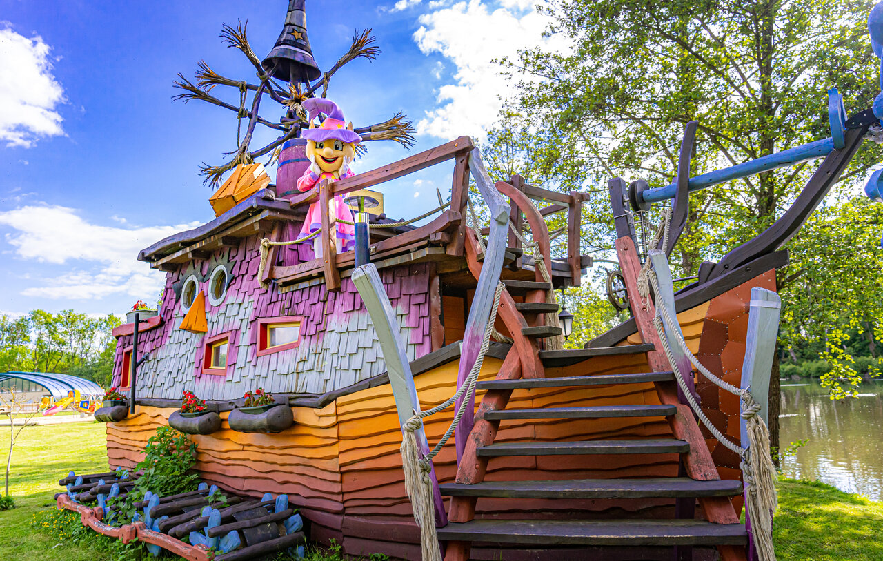 Zona de juegos tem�tica barco con mascota en el camping CAPFUN Fredland en Tournan en Brie.