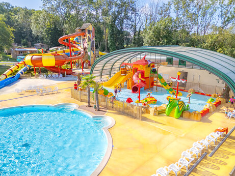 Gran complejo acu�tico con toboganes y piscina exterior en el camping CAPFUN Fredland en Tournan en Brie.
