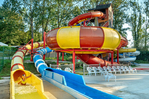 Toboganes acu�ticos coloridos, ni�o divirti�ndose en el camping CAPFUN Fredland en Tournan en Brie.