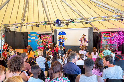 Espectáculo de animación con mascotas y artistas para niños en el camping CAPFUN Fredland en Tournan en Brie (77).
