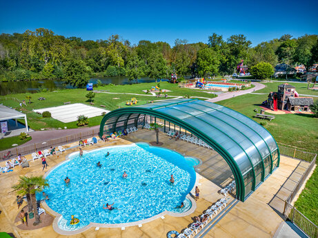 Piscina cubierta y descubierta, vista a�rea, en el camping CAPFUN Fredland (77).