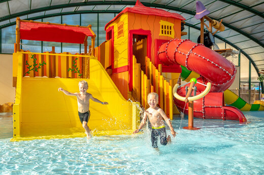 Piscina lúdica, toboganes y niños en el camping CAPFUN Fredland en Tournan en Brie (77).