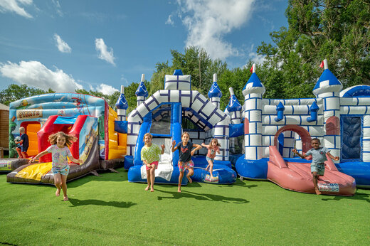 Juegos hinchables, castillos y tobogán pirata para niños en el camping CAPFUN Fredland.