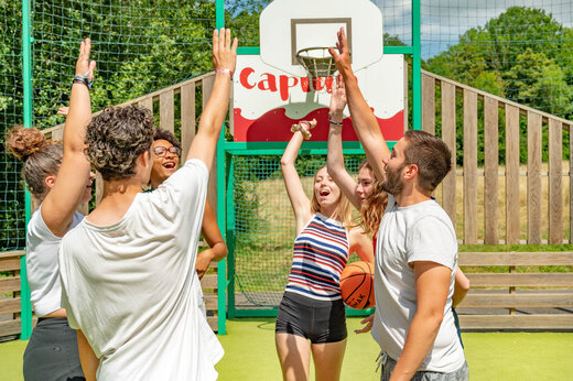 Baloncesto para jóvenes en el camping CAPFUN Fredland en Tournan en Brie.