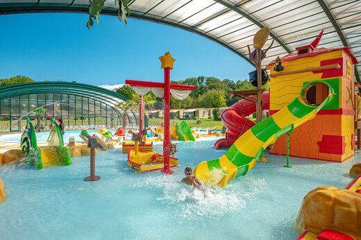 Tobog�n acu�tico y juegos de agua en el camping CAPFUN Fredland en Tournan en Brie.