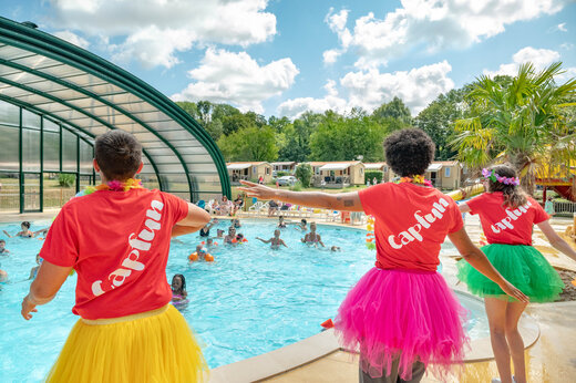 Animadores CAPFUN dirigiendo actividad acu�tica en piscina en el camping CAPFUN Fredland (77).
