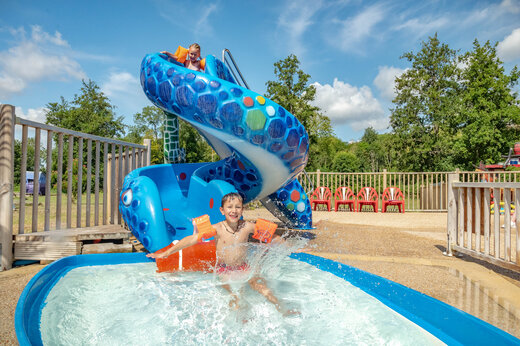 Tobog�n acu�tico divertido y ni�os jugando en la piscina del camping CAPFUN Fredland en Tournan en Brie (77).
