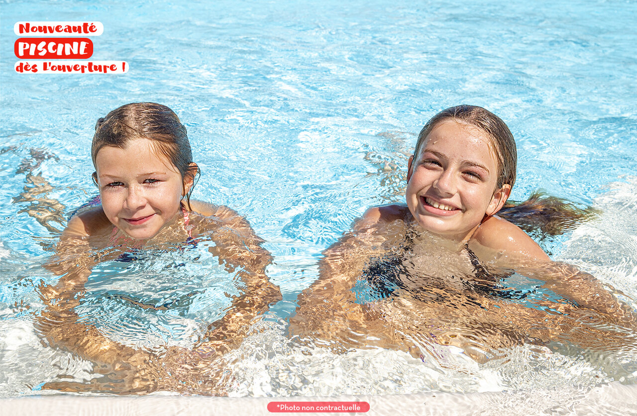 Dos ni�as sonrientes en la nueva piscina del camping CAPFUN Le Fr�jus en Fr�jus (83).