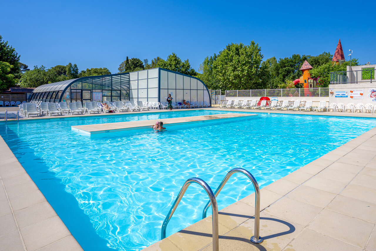 Piscina exterior, cubierta y zona de juegos en CAPFUN Le Fr�jus.