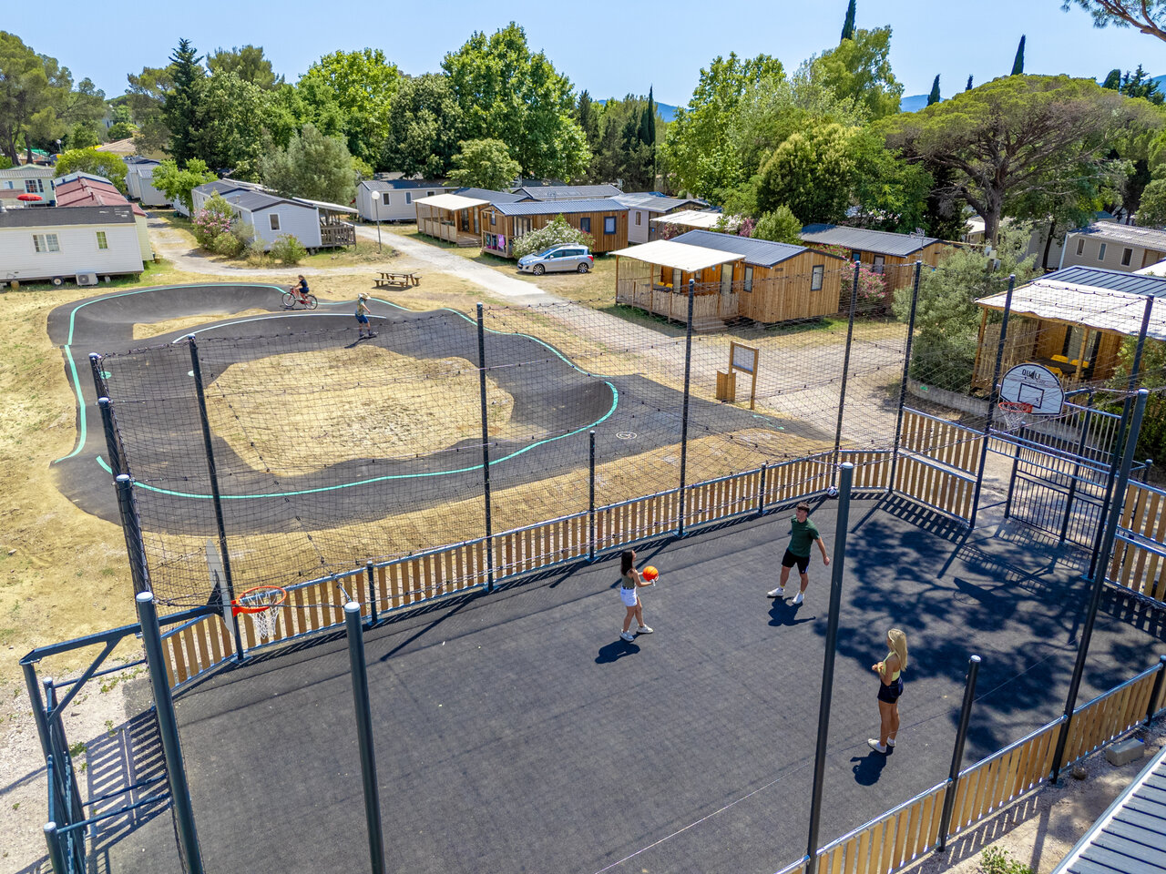 Cancha multideporte y pump track para bicicletas en el camping CAPFUN Le Fr�jus en Fr�jus (83).