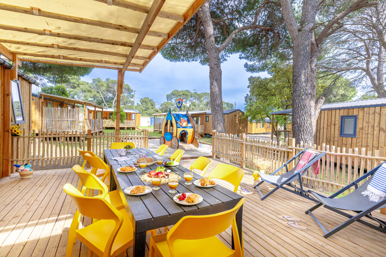 Terraza desayuno, casa m�vil en el camping CAPFUN Le Fr�jus en Fr�jus (83).