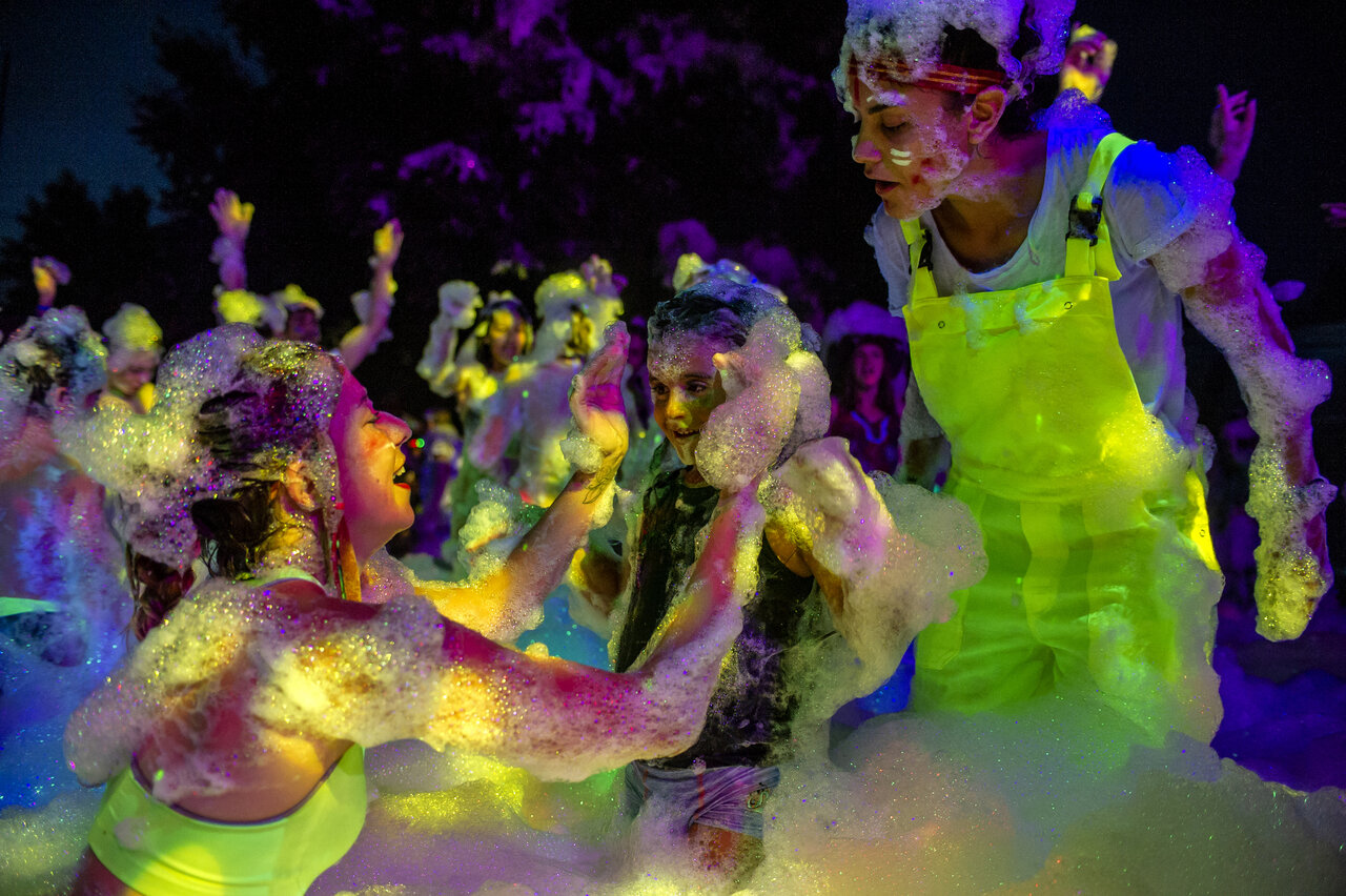Fiesta de espuma fluorescente animada en CAPFUN Le Fr�jus, Fr�jus (83).