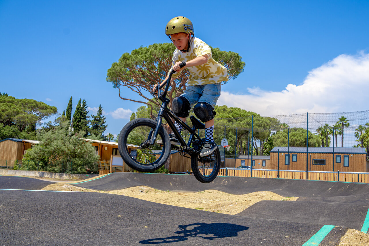Ni�o en BMX saltando en la pista de pump track en CAPFUN Le Fr�jus.