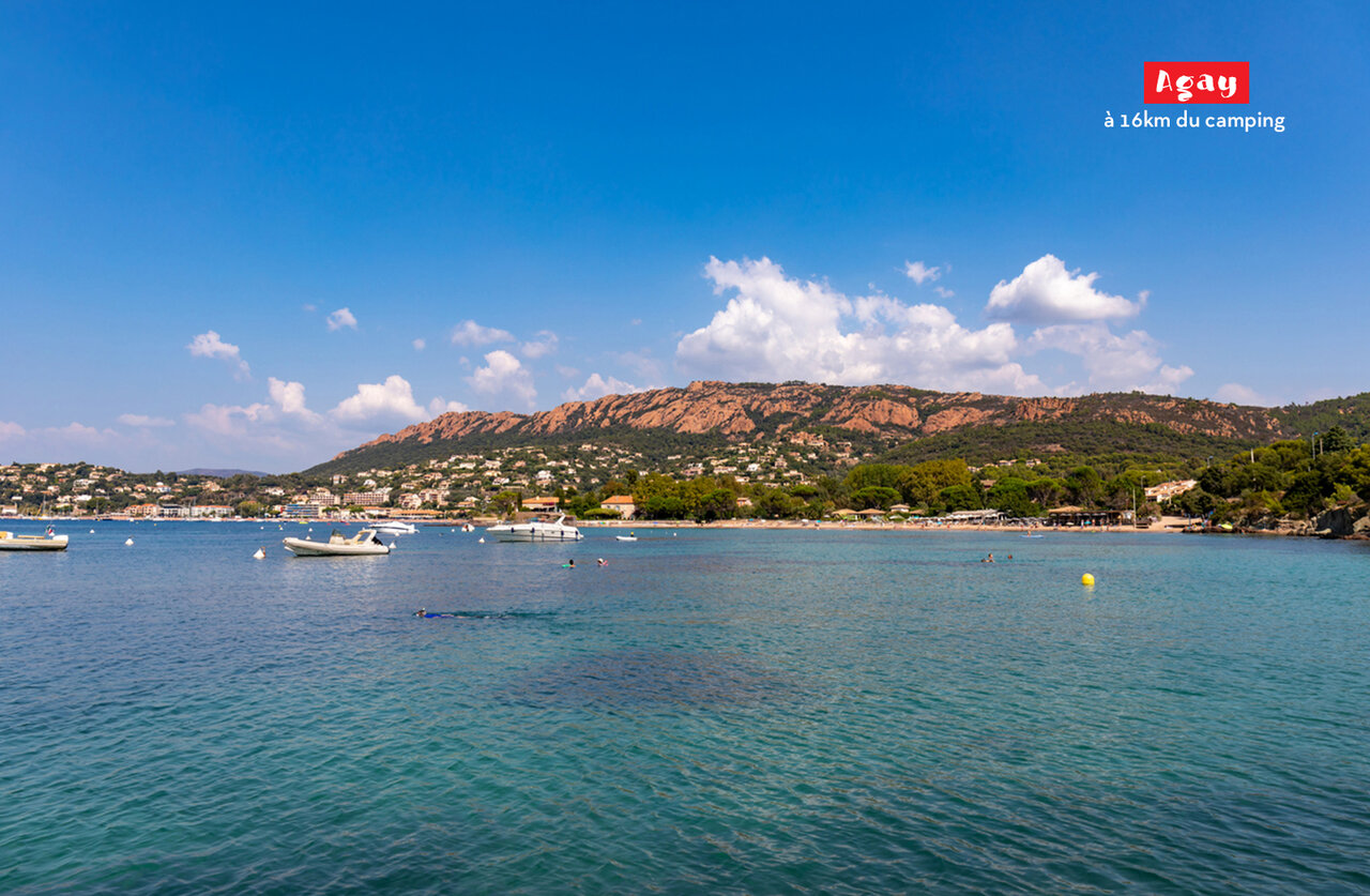 Playa de Agay con barcos y monta�as del Esterel, cerca de Fr�jus (83).