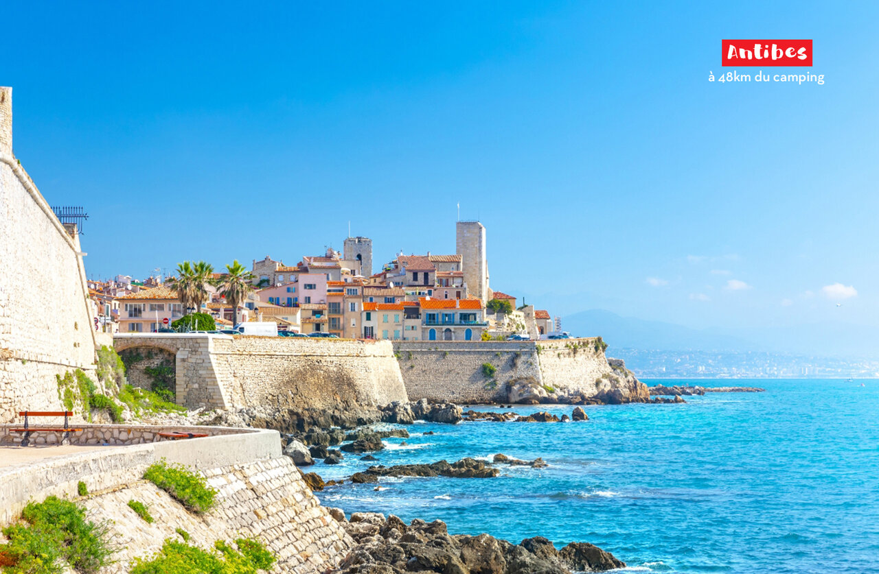 Casco antiguo de Antibes, murallas hist�ricas y mar Mediterr�neo, Costa Azul.