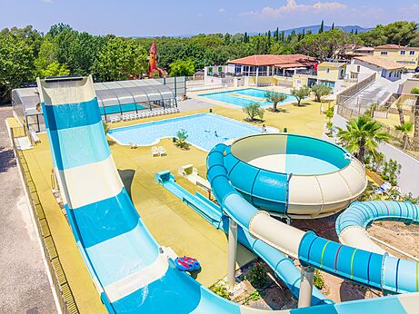 Toboganes acuáticos y piscinas exteriores en el camping CAPFUN Le Fréjus en Fréjus (83).