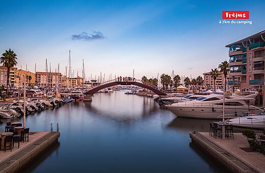 Puerto deportivo de Fréjus con barcos y su puente icónico.