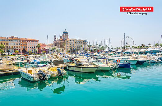 Puerto deportivo de Saint-Raphaël con barcos, iglesia y noria.