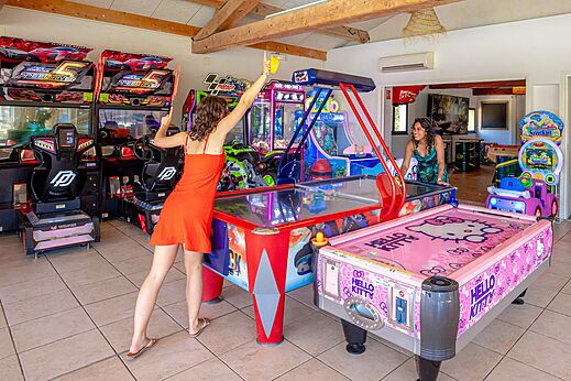 Sala de juegos con máquinas recreativas y air hockey en el camping CAPFUN Le Fréjus en Fréjus (83).