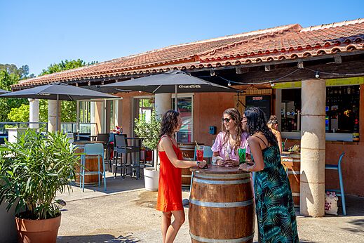 Bar exterior con clientes y bebidas en el camping CAPFUN Le Fréjus en Fréjus (83).
