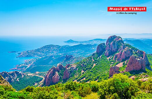Macizo del Estérel, paisaje costero rocoso y mar Mediterráneo cerca de Fréjus.