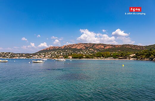 Playa de Agay y mar Mediterráneo con las rocas rojas del Esterel.