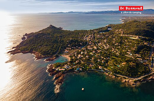 Cap Dramont, costa rocosa y pueblo mediterráneo, para visitar cerca de Fréjus.