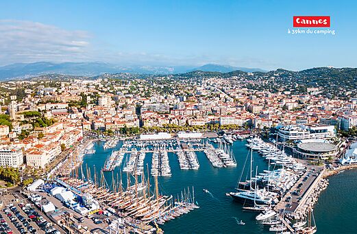 Puerto de Cannes y ciudad, lugar turístico en la Costa Azul.