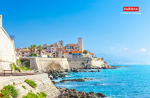 Casco antiguo fortificado de Antibes y mar Mediterráneo, un lugar para visitar.