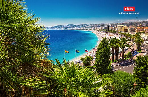 Famosa Promenade des Anglais y playa de guijarros en Niza, Costa Azul.