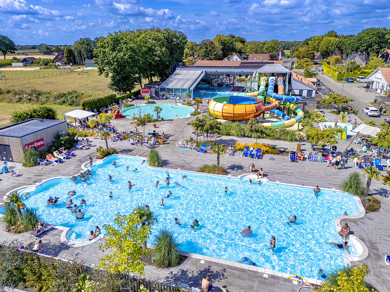 Piscinas exteriores, toboganes y sol�rium en el camping CAPFUN De Fruithof en Klijndijk.